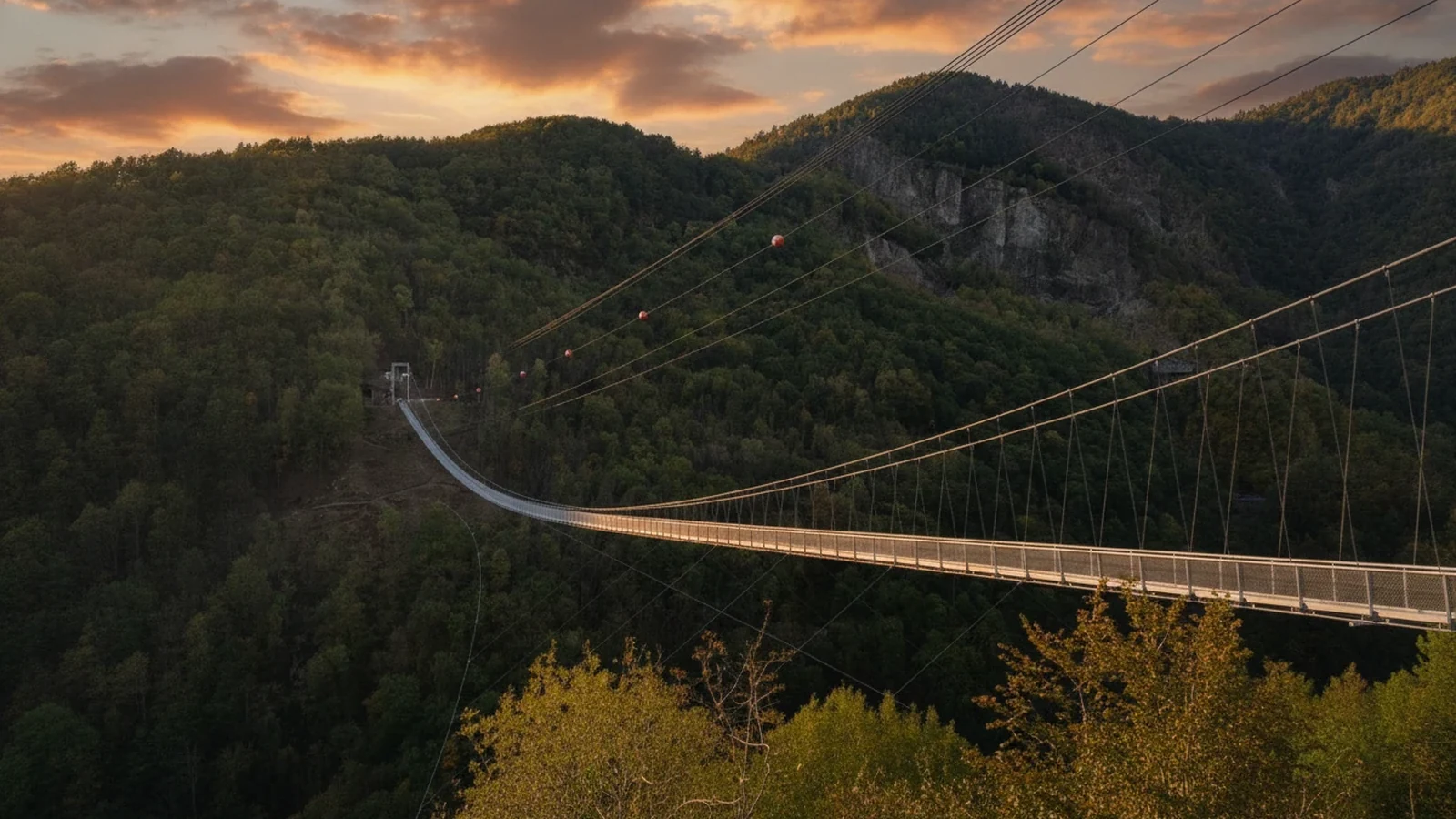 La lunga passerella sospesa del Ponte dei Minatori sopra la gola boscosa della Valvarrone