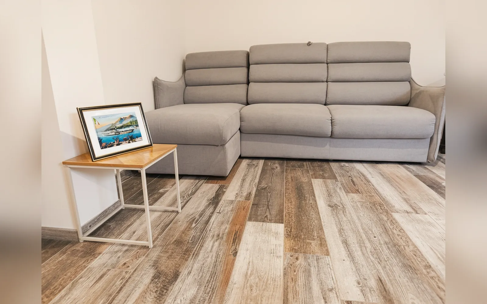Il grande divano grigio con la chaise longue