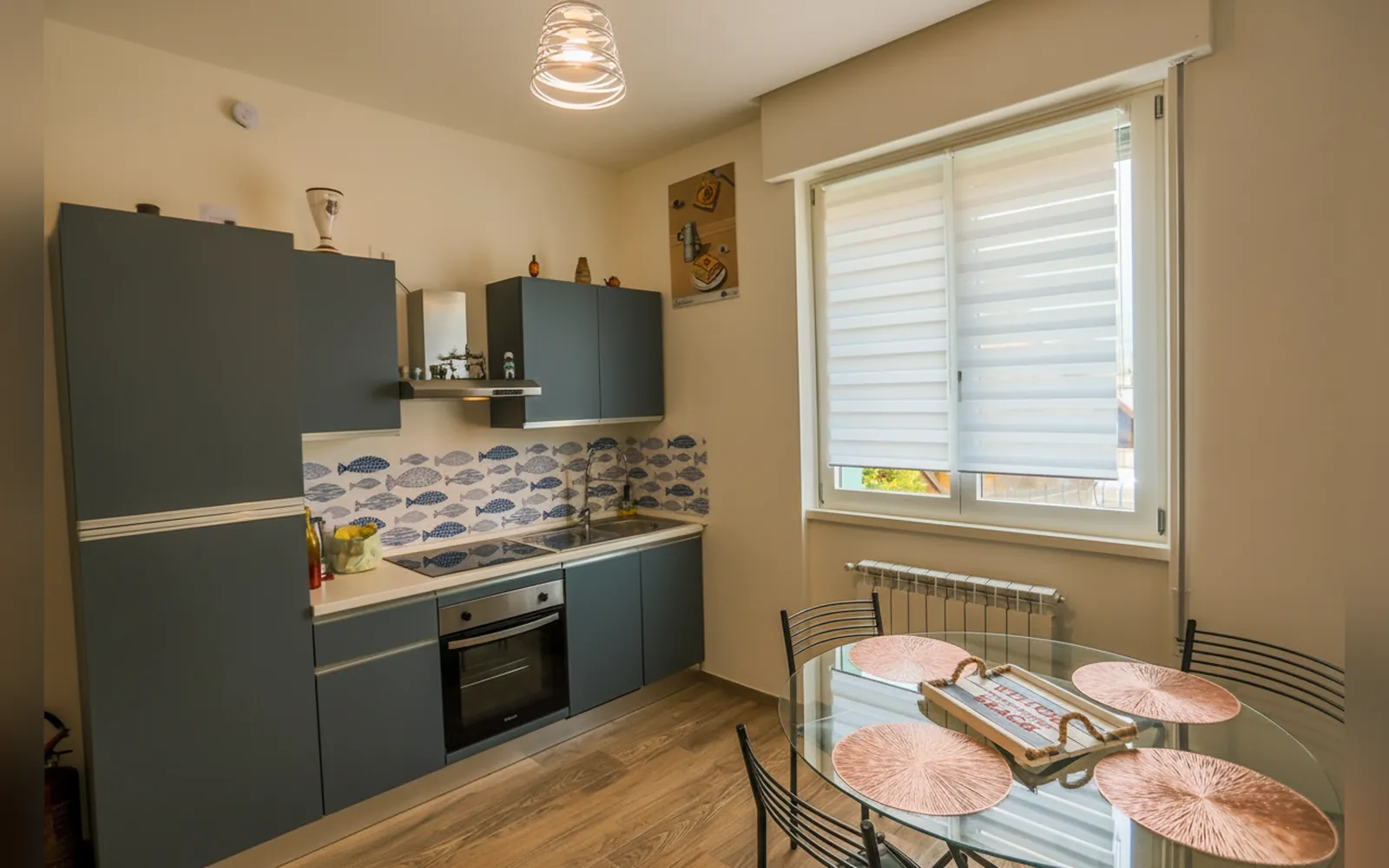 La cucina grigio antracite con il tavolo rotondo in vetro